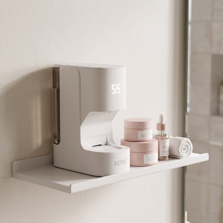 Aeris en una repisa del baño